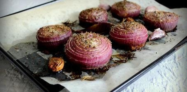 Obiad w 10 minut: Prażona cebula ze szpinakiem, kozim serem i orzechami