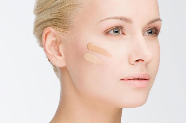 Ukryj wszystkie niedoskonałości skóry dzięki aplikacji podkładu na twarz