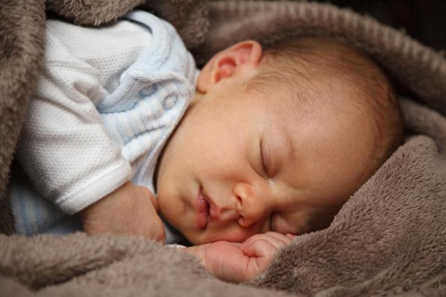 Co zrobić, by niemowlę spało całą noc? O tym musisz wiedzieć.
