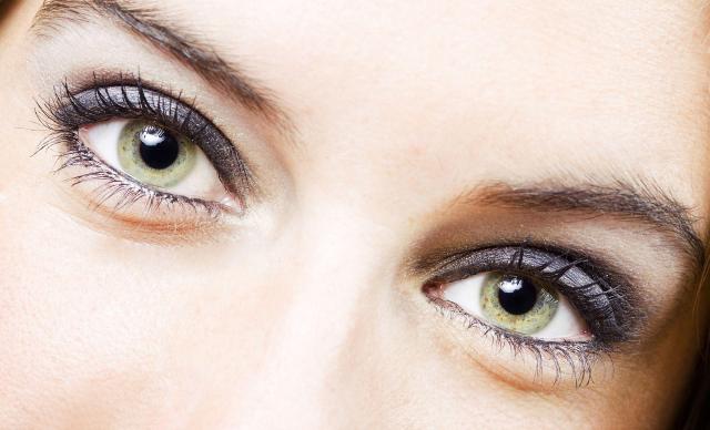 Makijaż podkreślający zielone oczy. Jak go wykonać?
