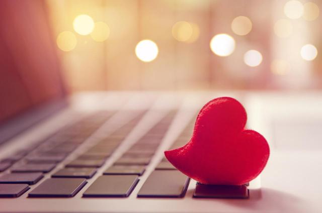 Miłość z Internetu, czyli czy opłaca się szukać ukochanego w Internecie?