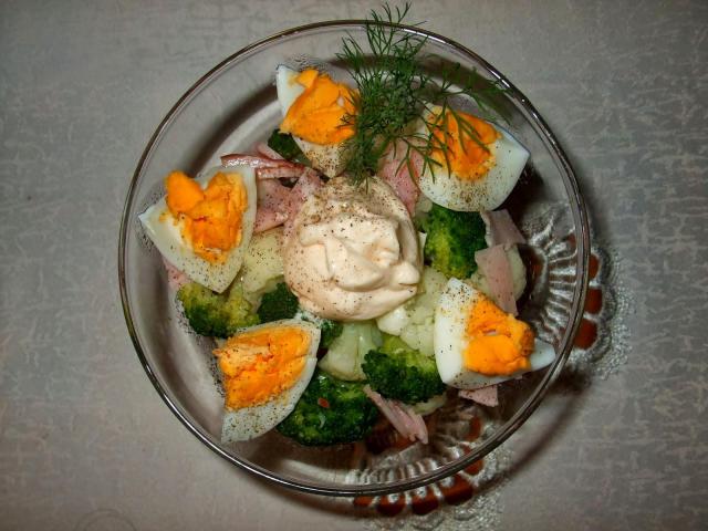 Sałatka makaronowa z kalafiorem i brokułem