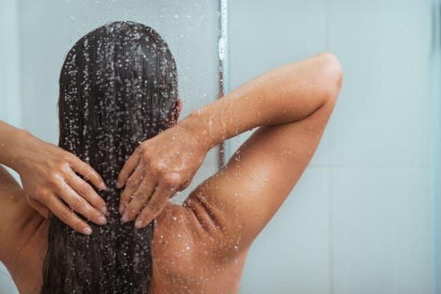 kąpiel, używanie szamponu, szampon 