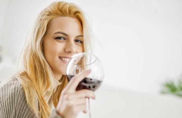 5 powodów dla których kobieta musi czasem napić się wina