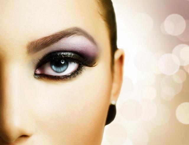 Poradnik makijażu: Koniec z osypywaniem się cieni