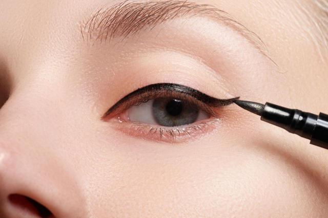 Specjalistka radzi: Jak poprawnie używać eyelinera?