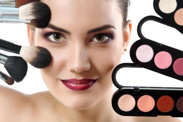 Jak ożywić bladą twarz makijażem? Poradnik dla kobiet z jasną karnacją