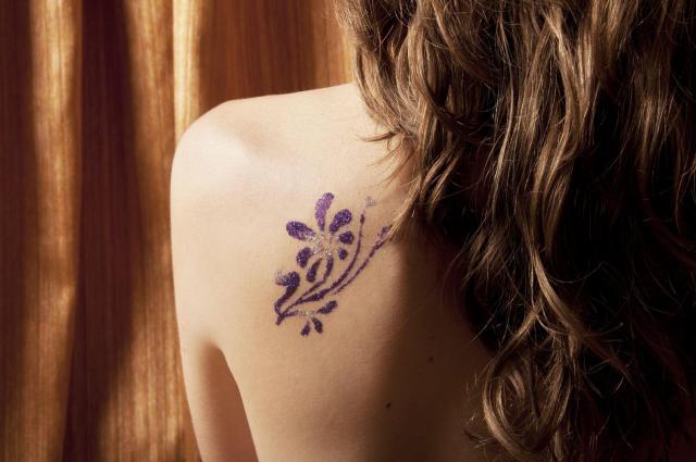 Brokatowy tatuaż, czyli jak samodzielnie zrobić efektowny tatuaż