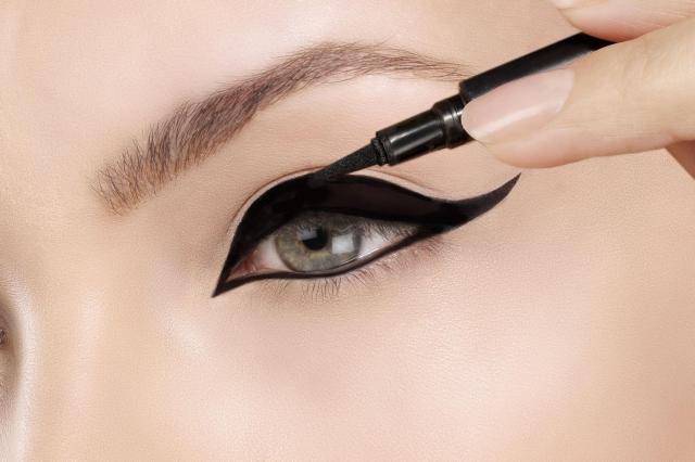Prosty trik, który przywróci świeżość zaschniętemu eyelinerowi