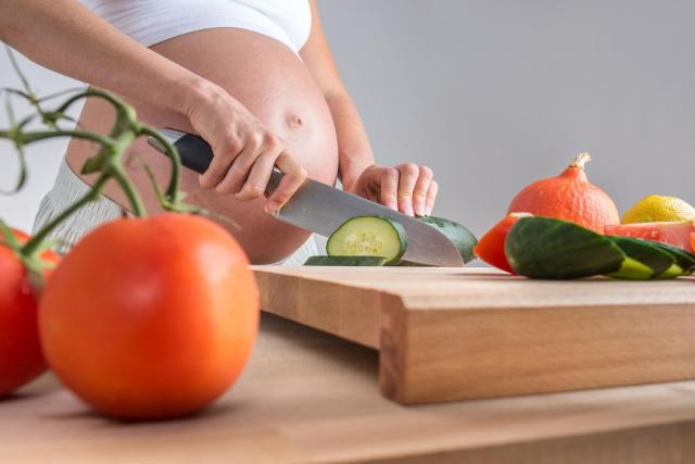 Co powinno znaleźć się w Twojej diecie, gdy jesteś w ciąży? Czego unikać?