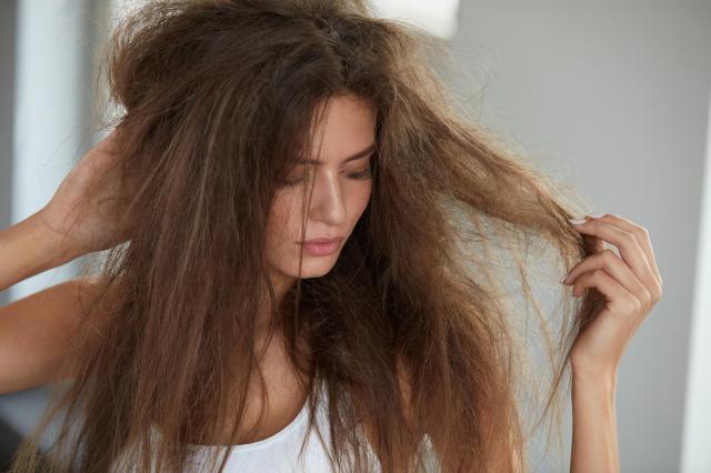 6 złych nawyków w codziennej pielęgnacji, które niszczą twoje włosy