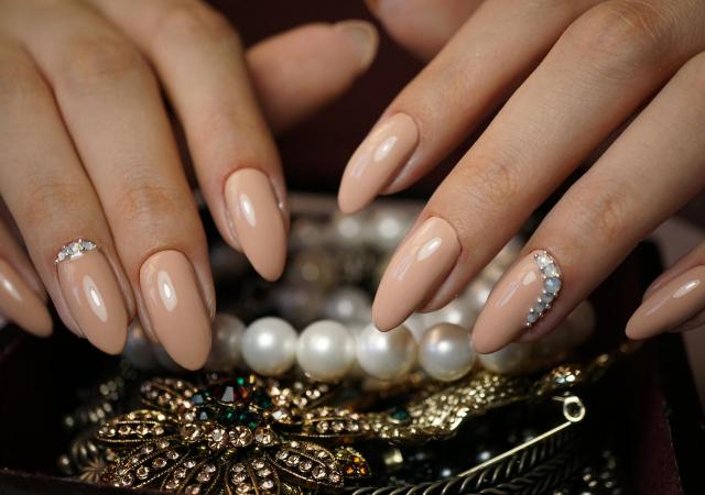 modne kolory paznokci, paznokcie wzory, paznokcie na ślub 