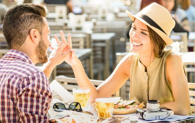 6 gestów, dzięki którym uwiedziesz go na pierwszej randce
