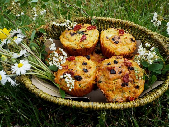 Przepis na muffiny z cukinią, fetą i suszonymi pomidorami