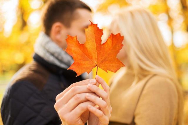 Jesień a miłość - czy warto szukać partnera o tej porze roku?