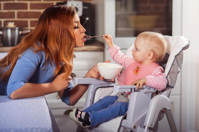 Krzesełka do karmienia dziecka. Czym się kierować przy zakupie?