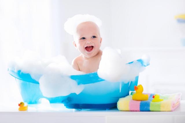 Dziecko nie chce się kąpać? 5 sprawdzonych sposobów, aby zaczęło