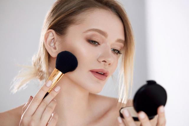 6 skutecznych sposobów na odmłodzenie twarzy makijażem