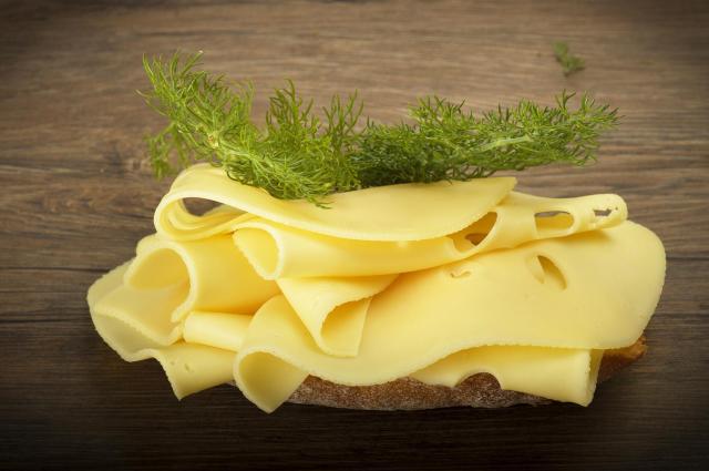 4 powody, dla których powinniśmy jeść żółty ser