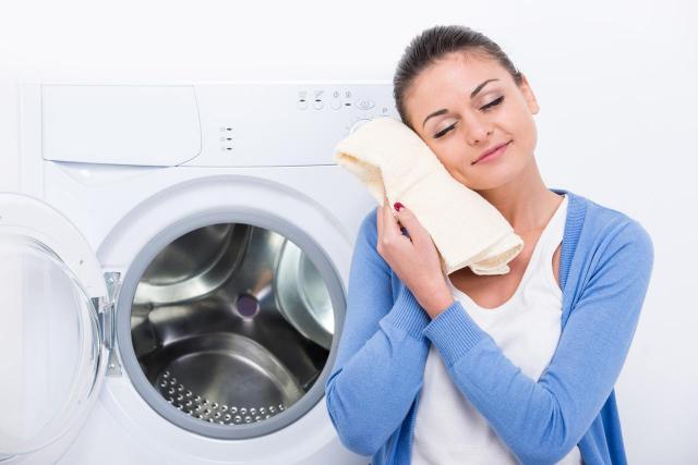 6 trików, dzięki którym pranie ubrań będzie lepsze i tańsze