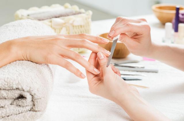Rzeczy, które nie należy robić wykonując manicure. Sprawdź czy ich nie popełniasz