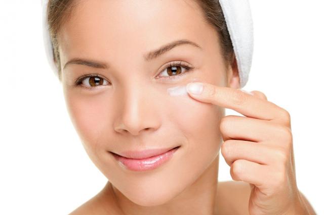 Letni makijaż: Jak pielęgnować cerę pod oczami latem?