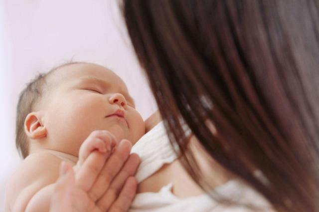 3 sposoby na oduczenie dziecka zasypiania przy piersi