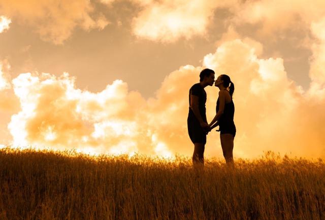 5 objawów prawdziwego zakochania, które rozpoznasz w jego zachowaniu