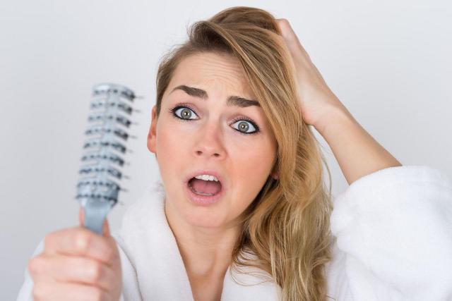 5 sposobów na wypadające włosy latem - dlaczego tak się dzieje?