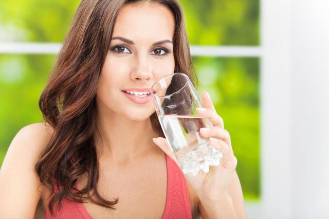 Co może Ci dać codzienne wypicie szklanki wody rano?