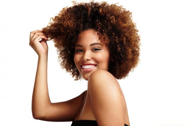 Bujna fryzura afro - wyjaśniamy jak ją wykonać