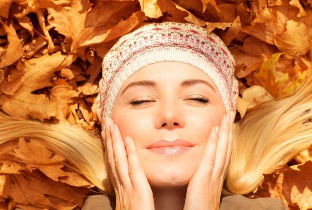 Jak pielęgnować skórę jesienią? Warto zadbać o te rzeczy!