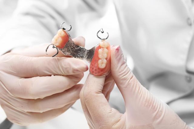 Stany zapalne jamy ustnej u posiadacza protezy – jak ich uniknąć?