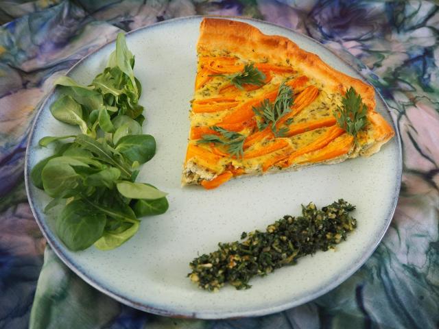 Tarta z ricottą i pesto z natki marchewki