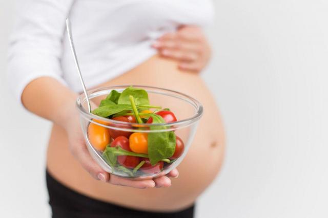 Czego nie wolno jeść kobiecie w ciąży? Krótka lista
