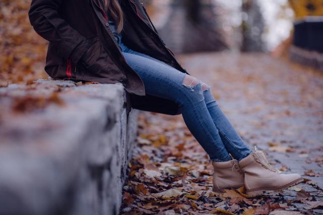 Eleganckie buty damskie na jesień — postaw na botki, kowbojki lub kozaki!