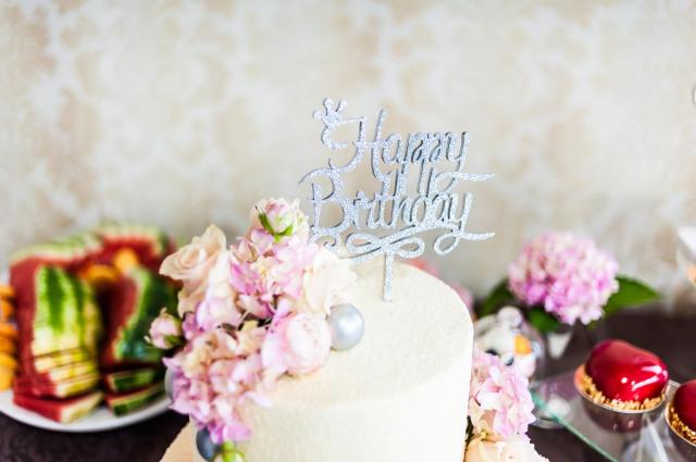Jak ozdobić tort urodzinowy? Postaw na topper Happy Birthday – omawiamy zalety tej dekoracji