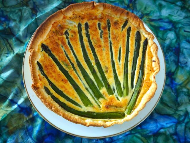 Tarta z zielonymi szparagami, serem i cebulką dymką