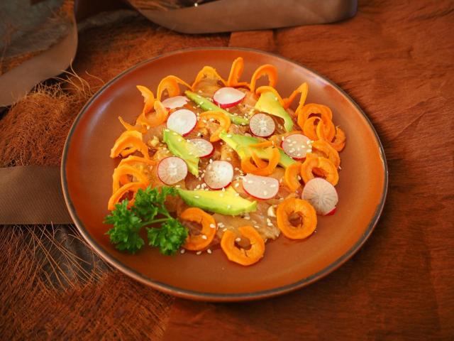 Carpaccio z łososia, marchewki, rzodkiewki i awokado