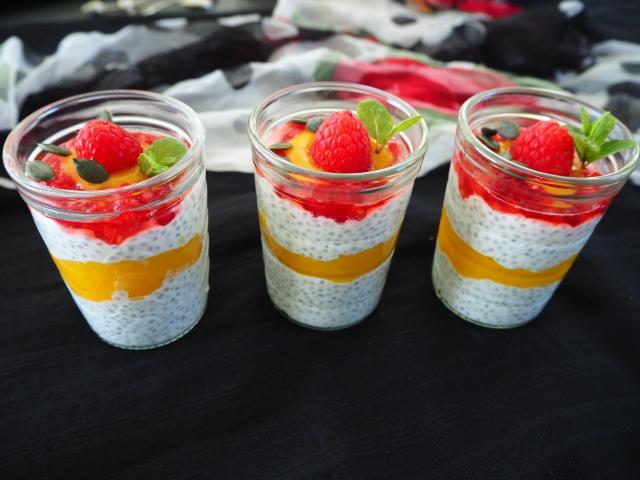 Pudding z nasion chia, malin i mango