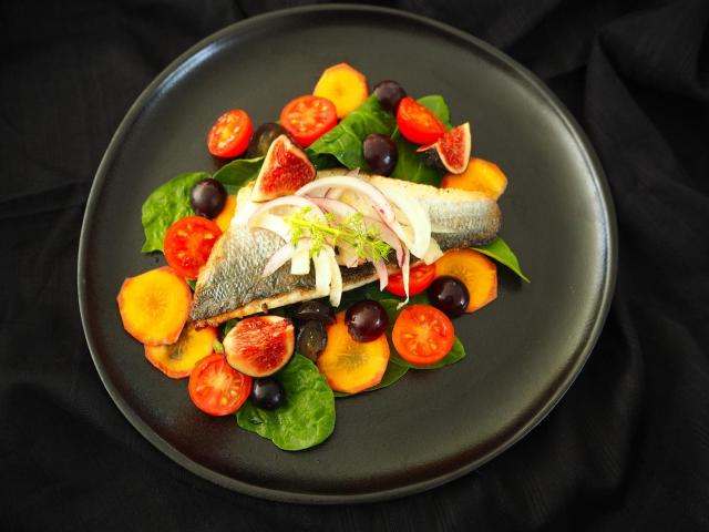 Okoń morski z owocami i warzywami