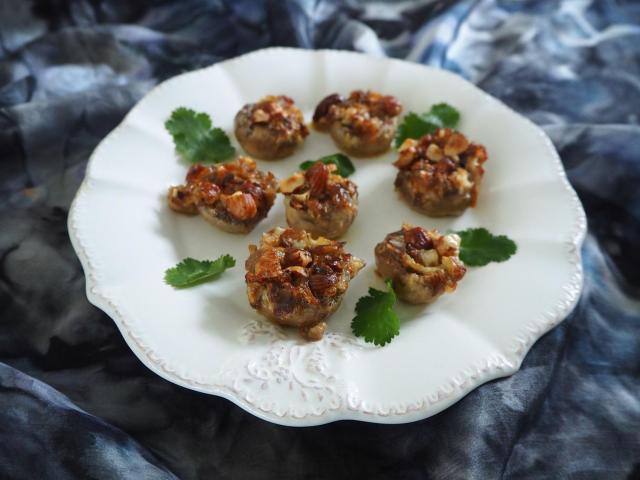 Pieczarki faszerowane gorgonzolą i orzechami laskowymi