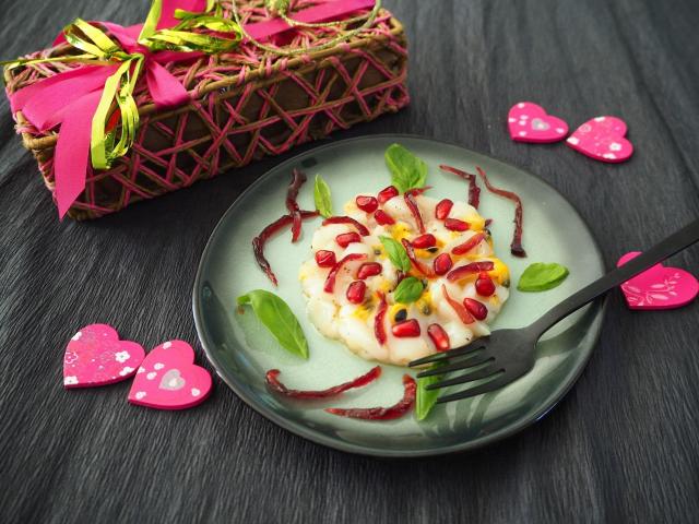 Tatar z małży świętego Jakuba z owocami marakui, granatu i piklowaną czerwoną cebulą