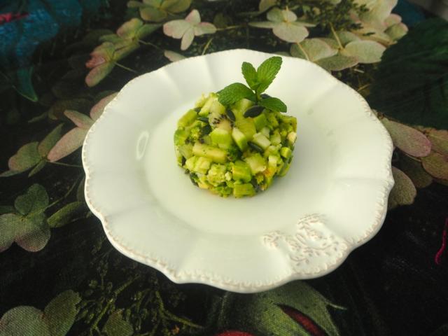 Tatar z awokado, kiwi, brokuła i jabłka