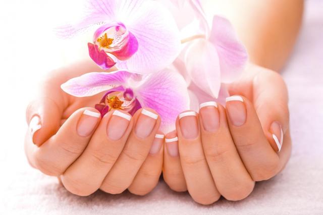 Poradnik wizażystki: French manicure - krok po kroku