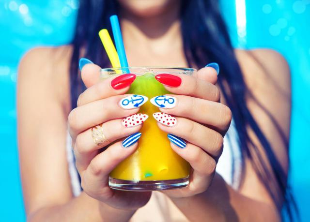 Efektowne pomysły na letni manicure, którym zaskoczysz koleżanki. Jak go wykonać?