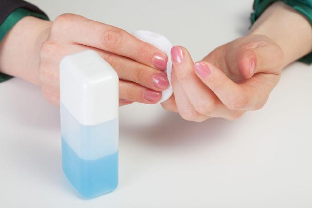 Poradnik manicure: Usuwanie lakieru do paznokci bez zmywacza