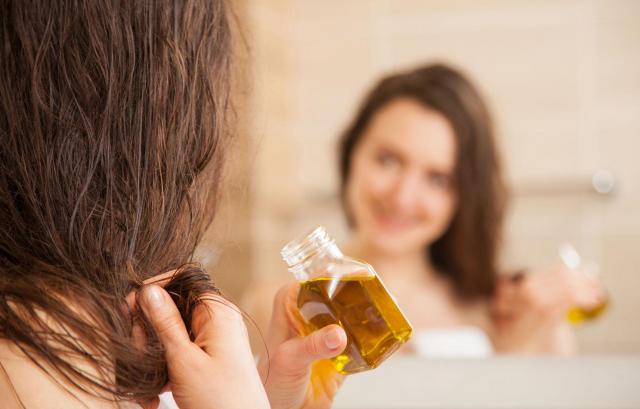 5 olejków do włosów, których nie może zabraknąć w Twojej kosmetyczce