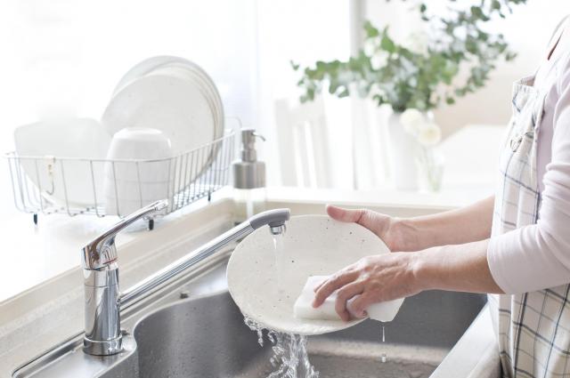 Tanie zmywanie - kilka trików, które skutecznie obniżą Twoje rachunki