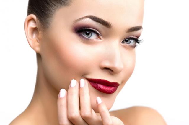 Proste triki makijażowe, które pomogą Ci wybrnąć z trudnych sytuacji